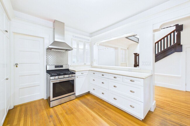 Building Photo - 924 Clayton St