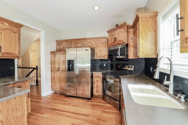 Building Photo - 4 Bed 2.5 Bath Northland Beauty For Rent!