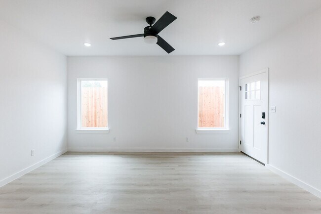 Building Photo - 1704 Elkhart Ave