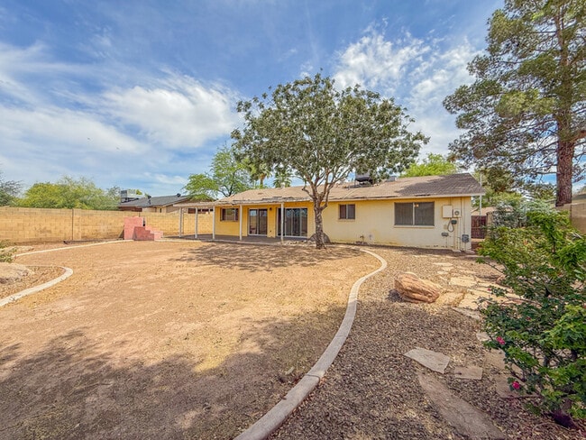 Building Photo - 2812 S Cottonwood Dr