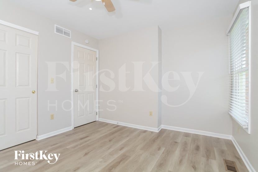 Building Photo - 8635 Coran Dr