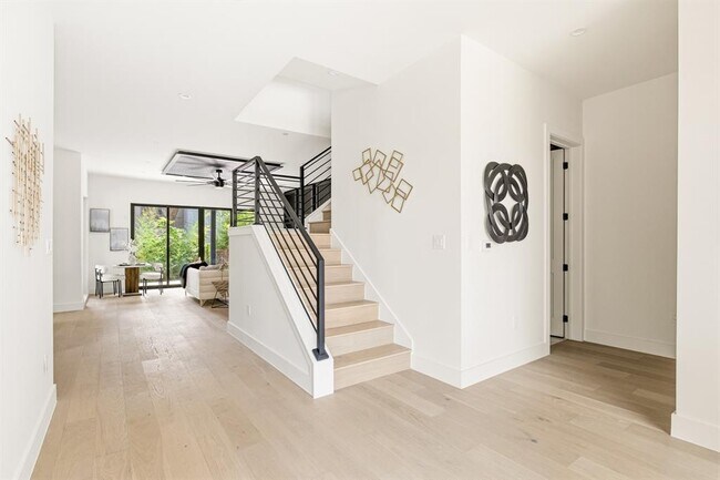 Building Photo - 2300 Bluebonnet Ln