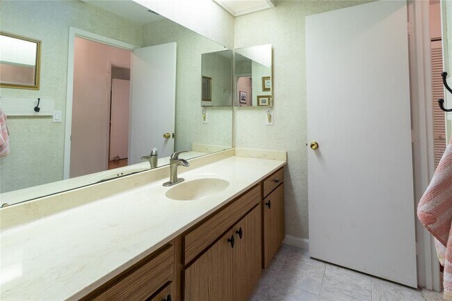 Building Photo - 4660 La Jolla Dr