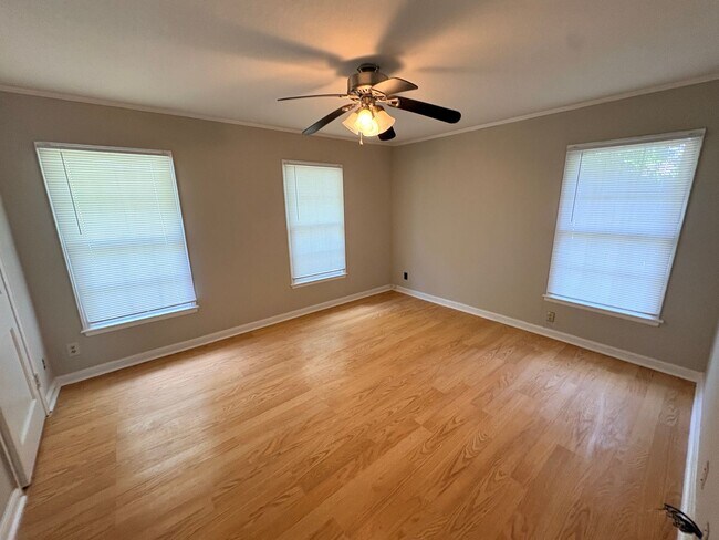 Building Photo - 2406 2nd Ave