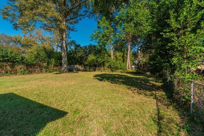 Building Photo - $1,300 - 3 bed/2 bath house for rent in Fl...