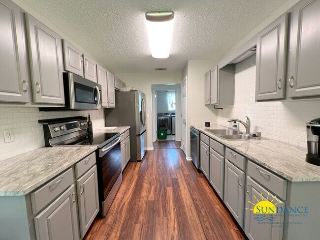 Building Photo - Spacious 3-Bedroom Home with Solar Panels & Lawn Maintenance Included in South Crestview
