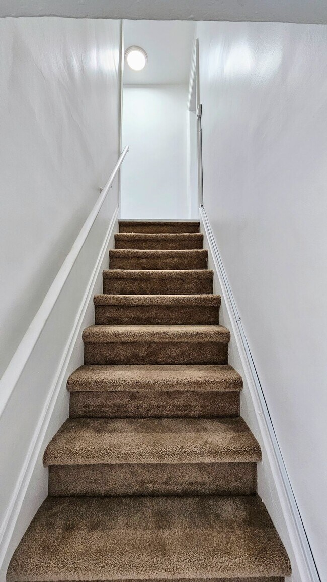 Building Photo - Fully renovated...extra half bath...laundr...