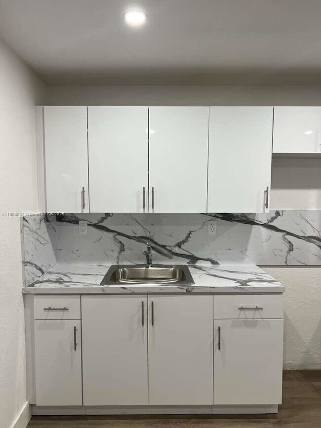 Building Photo - 1236 NW 4th Ave