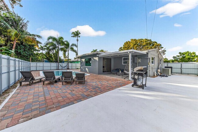 Building Photo - 3130 SW 16th St