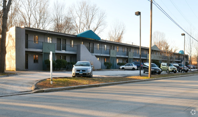 Primary Photo - Sandalwood Apartments