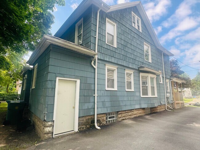 Building Photo - 142-144-144 Burrows St