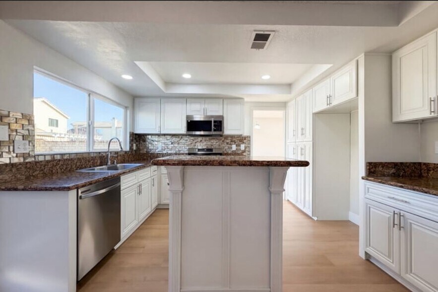 Building Photo - 37740 Duffel St