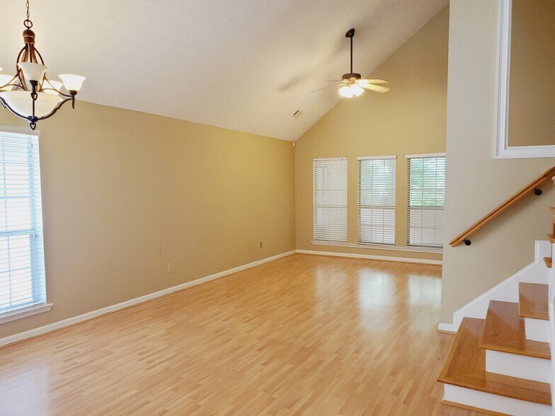 Building Photo - 8900 S Somerset Ln