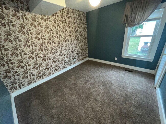 Building Photo - 3 Bedroom Home