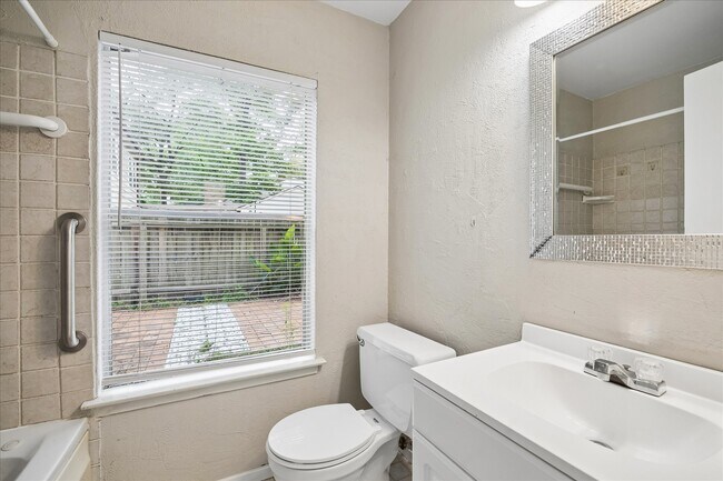 Building Photo - 2 Goldthread Ct
