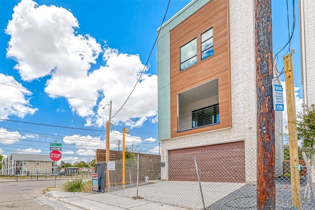 Building Photo - 3503 Anita St