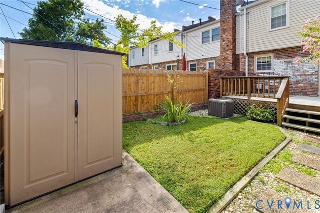 Building Photo - 2218 Kingsbrook Dr