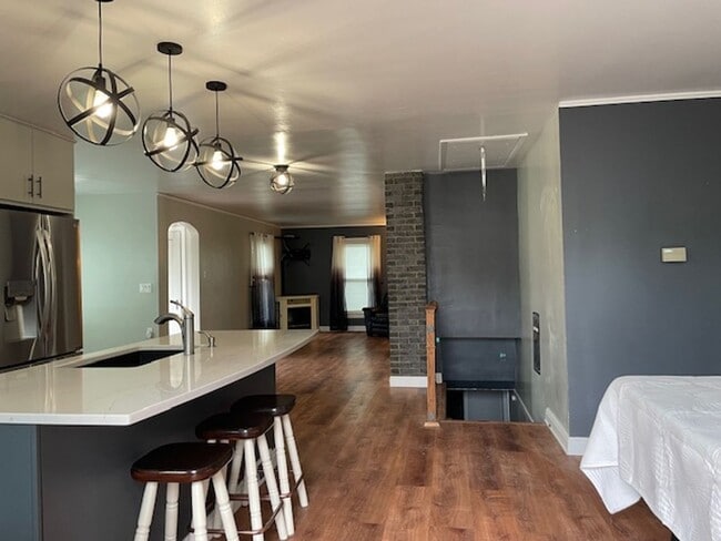 Building Photo - House For Lease