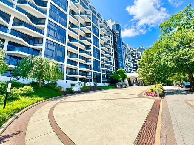 Primary Photo - ARLINGTON CONDO - Sleek Sophistication Mee...