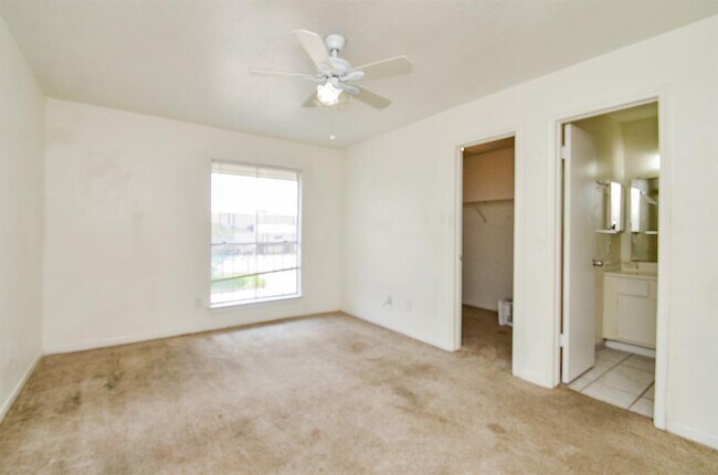 Building Photo - 9350 Country Creek St
