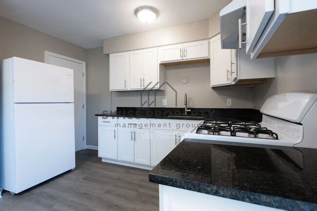 Building Photo - 892 N Meadows Ct