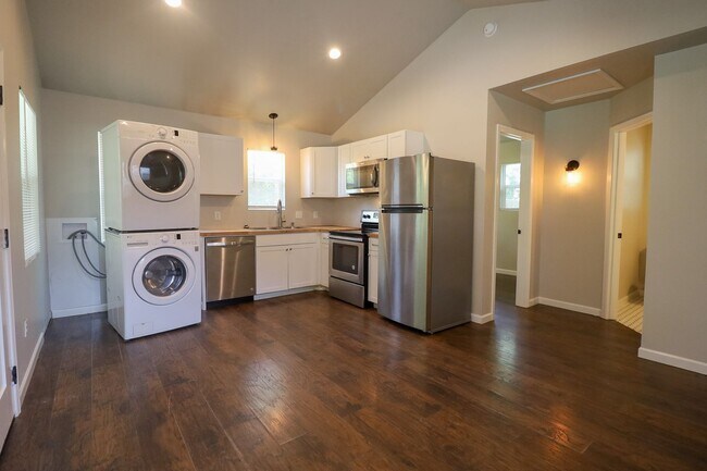 Building Photo - 1 Bed | 1 Bath |West Tulsa | $1050