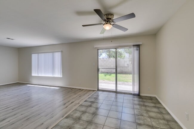 Building Photo - 2 Bedroom Townhome with 2 car attached garage in Henderson