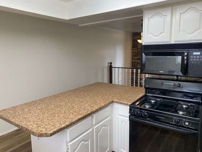 Building Photo - 2 Weeks Rent Free! 4 Bed, 3 Bath Condo in ...