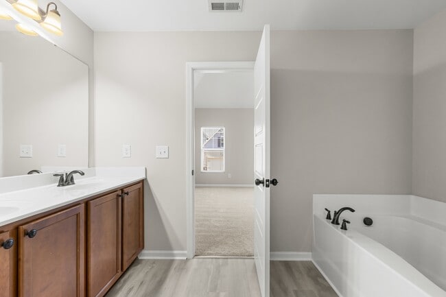Building Photo - 240 E Quailwood Dr