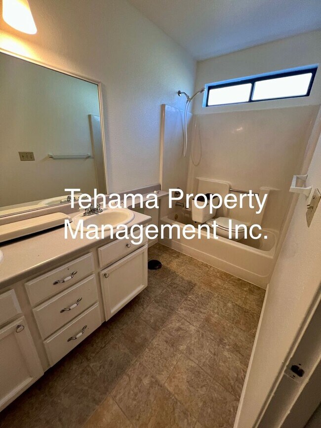 Building Photo - Charming 3 bedroom 2 bath home in the Coun...