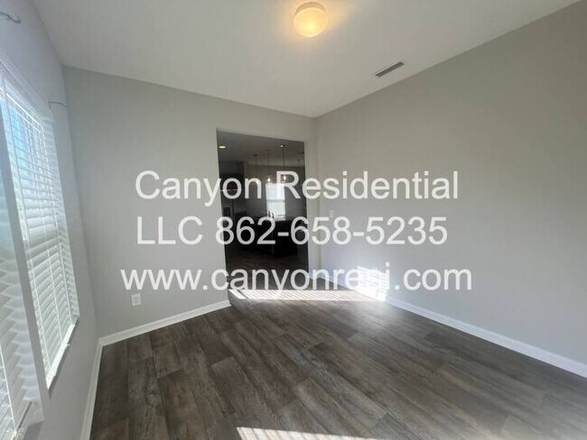 Building Photo - Beautiful 3 Bedroom 2.5 bath in well sough...