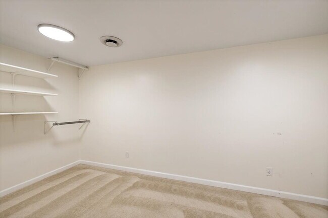 Building Photo - Spacious 3 bed 2.5 bath in Eastgate neighborhood.