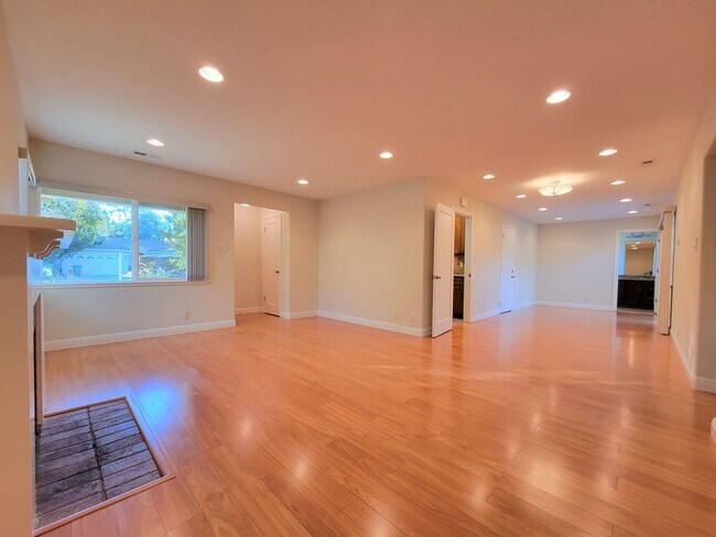 Building Photo - Updated Home in Palo Alto Available with A...