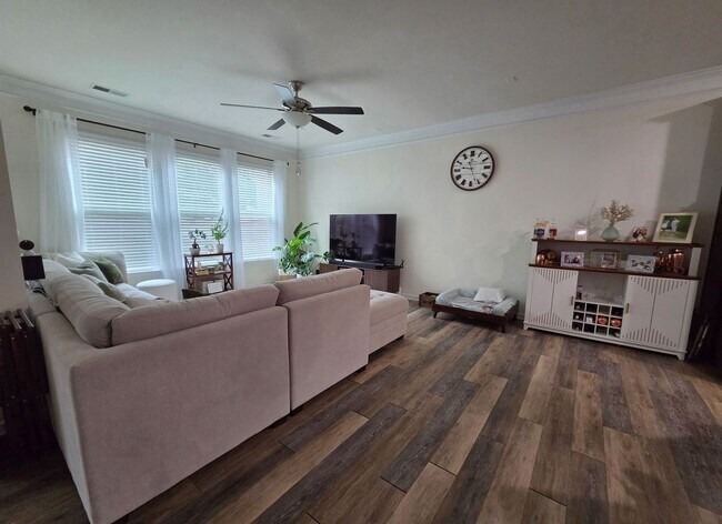 Building Photo - Well Maintained Large townhome in Steele Creek