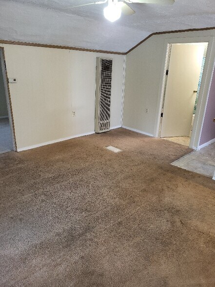 Building Photo - 242 Oakwood St