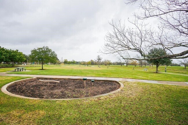 Building Photo - 16531 Village View Trail