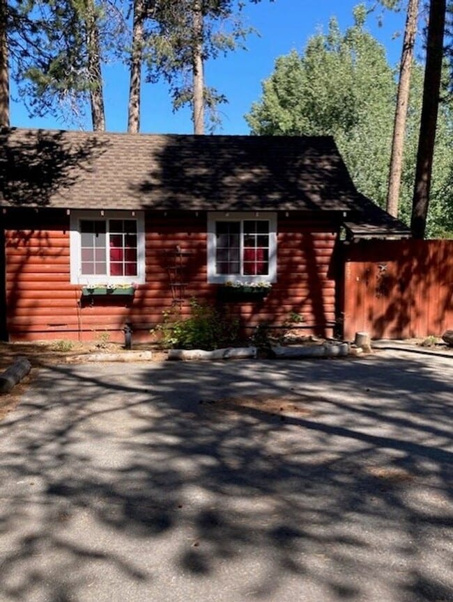 Primary Photo - *Small Cozy Furnished Cabin*