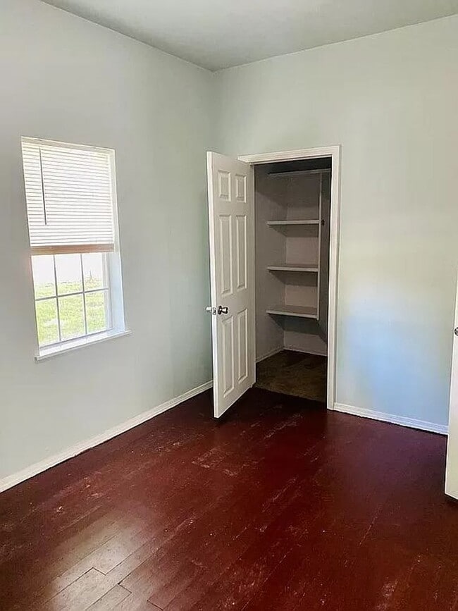 Building Photo - 4 bed 2 bath house for rent!