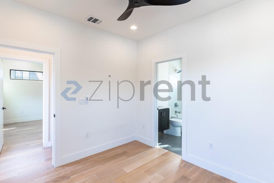 Building Photo - 2916 E 13th St