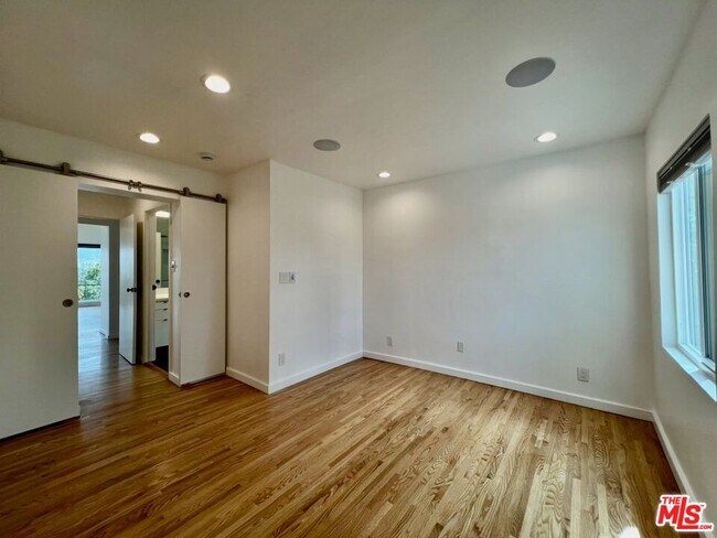 Building Photo - 1843 Kilbourn St