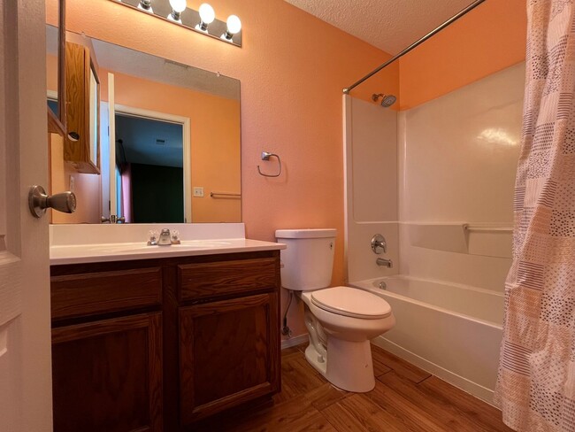 Building Photo - Lovely 2 Bedroom 2 Bathroom Located In Los...