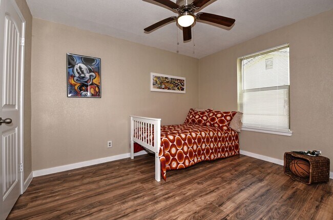 Building Photo - ONE STORY HOME  |  3 BEDS & 2 BATHS  |  LARGE SHED