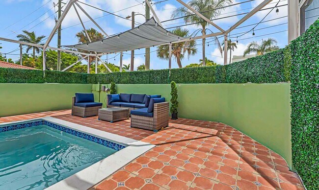 Building Photo - 532 N Palmway