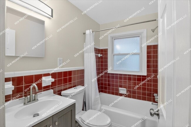 Building Photo - Lovely 3-Bedroom, 1.5-Bathroom Brick Bungalow for Rent in Redford Twp.!