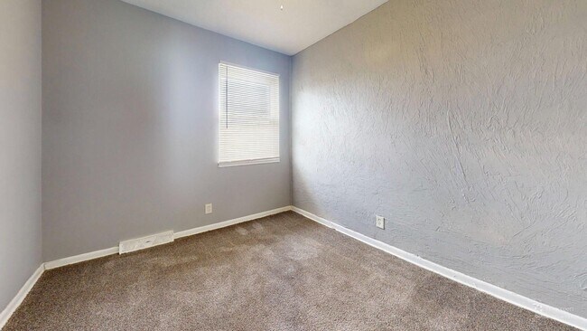 Building Photo - Elyria - updated 2 bedroom/1 bath townhouse.