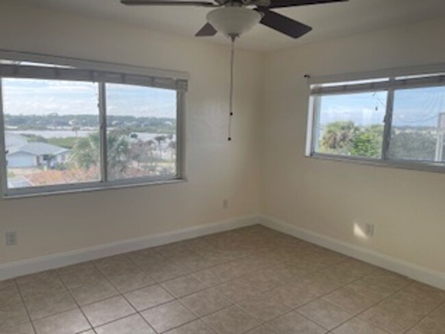 Building Photo - Breathtaking Views from this 3rd Floor Unit