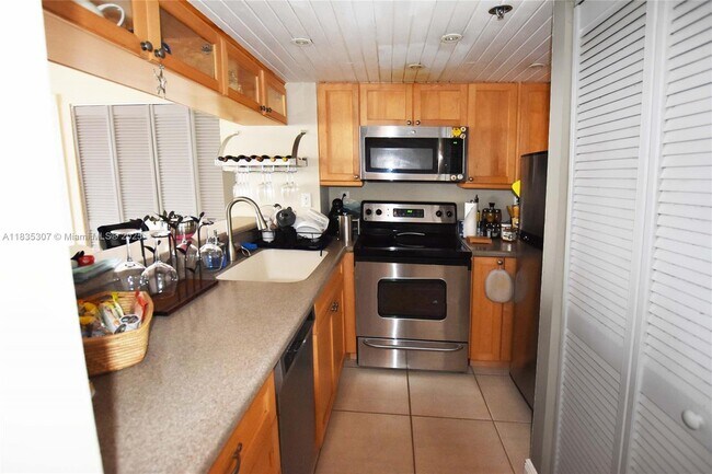 Building Photo - 540 Brickell Key Dr