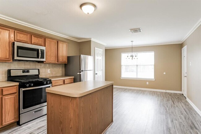 Building Photo - 2430 Pinpoint Dr