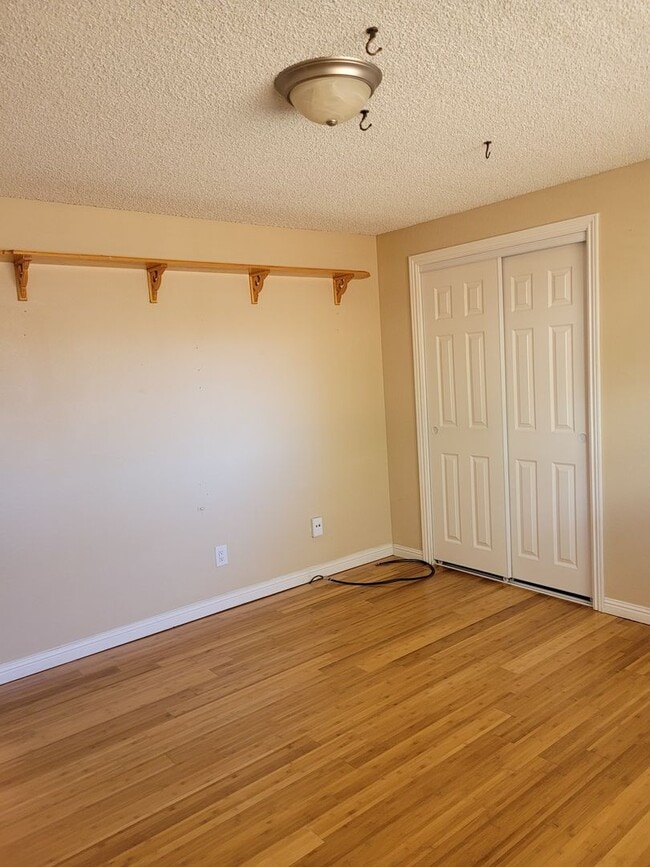 Building Photo - Pet Friendly Carson Home