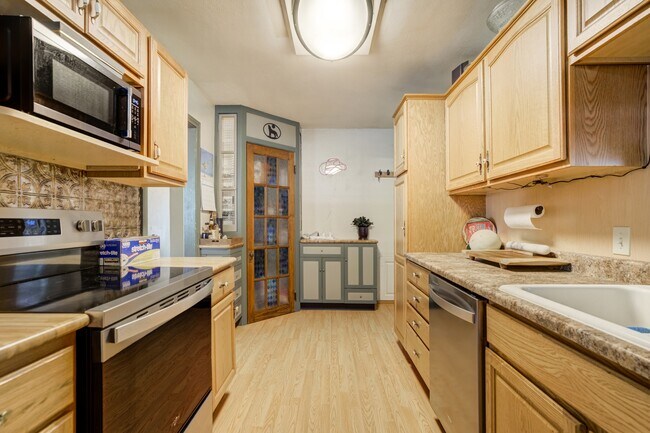 Building Photo - 515 W San Miguel St